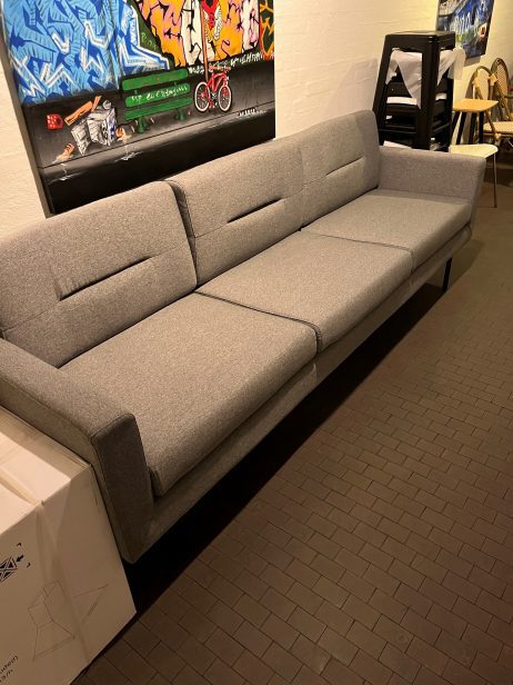 Sofa demo model i grå