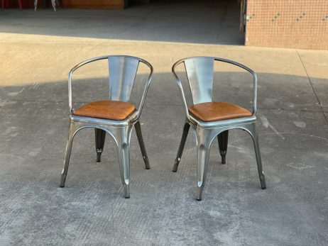 Delaware metal stol med polsteret cognac PU sæde