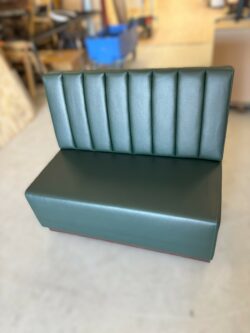 DEMO Piko Sofa med stikninger i ryggen. Polstret i mørkegrøn Pu-læder