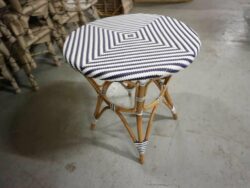 Cafebord med rattan-ramme og vævet top i hvid og blå