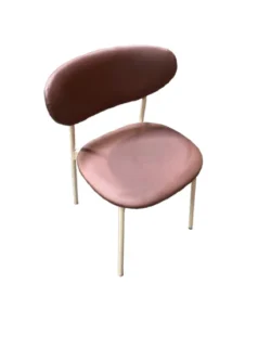 Brugt stol model Dino med rød/brun PU læder og lakeret stel i elfenbensfarve