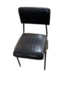 BRUGT patina dinerstol i sort med syninger på sæde og ryg
