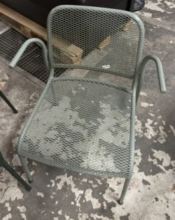 Brugt metal stol udendørs grøn med armlæn