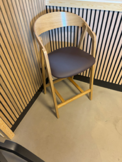 Laura barstol eg med mørkebrun polsteret sæde