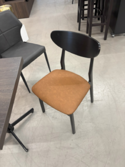 Sandie Stol i Sort med cognac pu