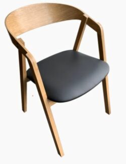 Laura Stol i eg med sort PU