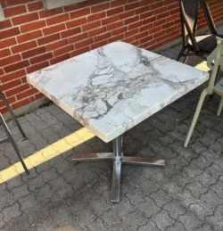 Komplet Café bord - Udendørs Helsingborg understel m. Almeria Marvel borplade 70x70cm